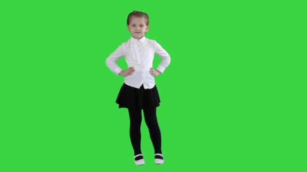 Симпатичні маленька дівчинка в білому платті позує на камеру на зеленому екрані, ключ кольоровості. — стокове відео