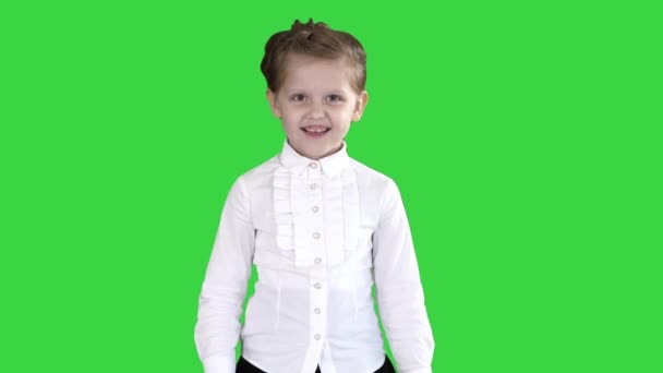 Bambina che cammina e sorride su uno schermo verde, Chroma Key . — Video Stock