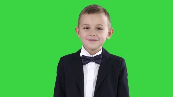 Sorridente bambino in abiti formali in piedi su uno schermo verde, Chroma Key . — Video Stock