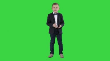 Ciddi küçük çocuk Yeşil Ekranda kameraya bir konuşma yapıyor, Chroma Key.