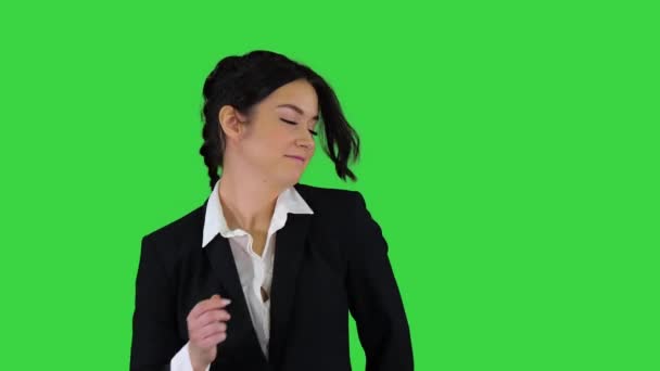 Μπρουνέτ κορίτσι του σχολείου χορεύει σε μια πράσινη οθόνη, Chroma Key. — Αρχείο Βίντεο