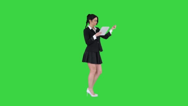 Jovem feliz dançando ouvir música no PC Tablet em uma tela verde, Chroma Key. — Vídeo de Stock