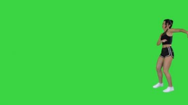 Şortlu RnB kızı yeşil ekranda dans ediyor, Chroma Key.