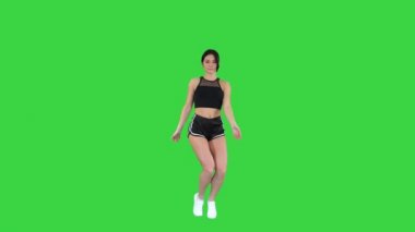 Yeşil Ekranda dans eden seksi genç sporcu kadın, Chroma Key.