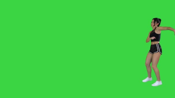 RnB κορίτσι με σορτς που χορεύει σε μια πράσινη οθόνη, Chroma Key. — Αρχείο Βίντεο