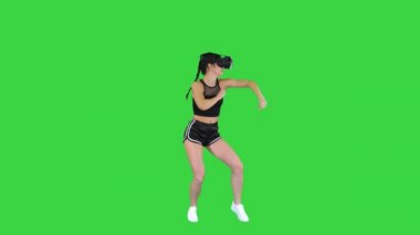 Sanal gerçeklik dansı oyunu oynayan bir kız Yeşil Ekran 'da deneyimli dansçı, Chroma Key.