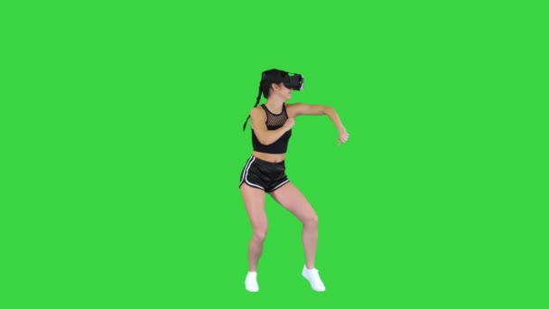 Mädchen spielt Virtual-Reality-Tanzspiel Erfahrene Tänzerin auf einem grünen Bildschirm, Chroma Key. — Stockvideo