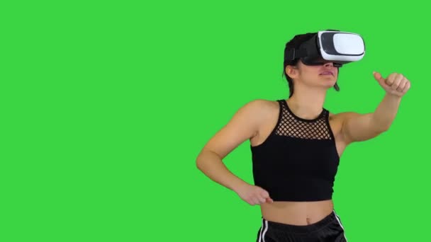 크로마 키, 그린 스크린에서 경험많은 가상 현실 댄스 게임을 하는 소녀. — 비디오