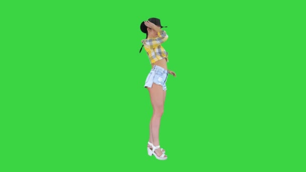 Ung cowgirl dansar på en grön skärm, Chroma Key. — Stockvideo