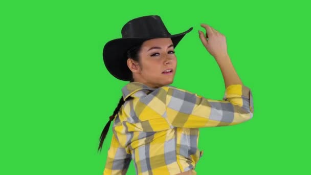 Młoda kowbojka tańcząca na zielonym ekranie, Chroma Key. — Wideo stockowe