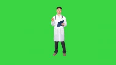 Doktor elinde tabletle yeşil ekranda dans ediyor, Chroma Key..