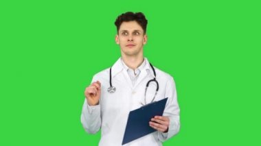 Doktor elinde tabletle yeşil ekranda dans ediyor, Chroma Key..