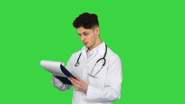 Médecins heureux danse de victoire Résultat parfait, victoire sur un écran vert, Chroma Key. — Video