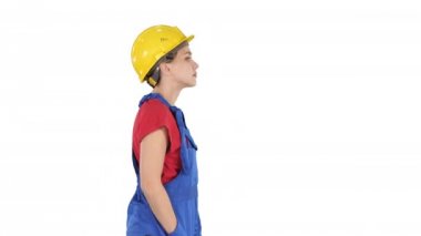 İnşaat işçisi kadın, beyaz arka planda duygusuz yürüyor..