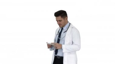 Doktor kamerayla konuşuyor. Beyaz arka planda yeni ilaç sunuyor..