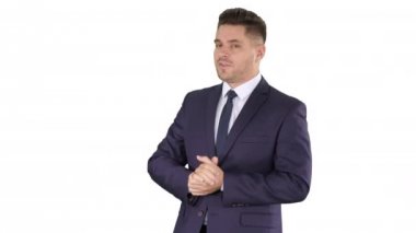 Gülümseyen işadamı bir şeye işaret ediyor ve beyaz arka planda konuşuyor..