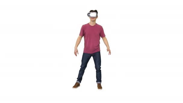 Hombre casual en gafas VR bailando jugando videojuego Nivel principiante sobre fondo blanco . — Vídeo de stock