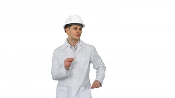 Engenheiro homem dançando de forma engraçada no fundo branco . — Vídeo de Stock