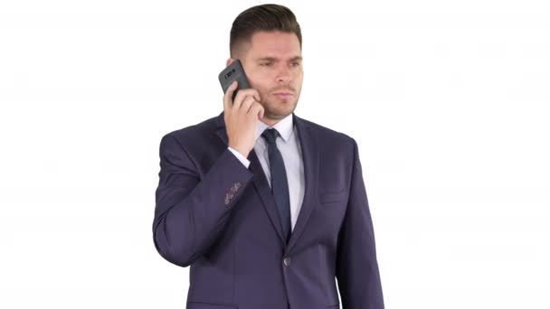 Conceito de negócios, tecnologia e pessoas - homem de negócios sorridente com smartphone falando em fundo branco. — Vídeo de Stock