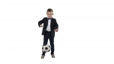 Resmi bir takım elbiseli çocuk beyaz arka planda futbol tekme.