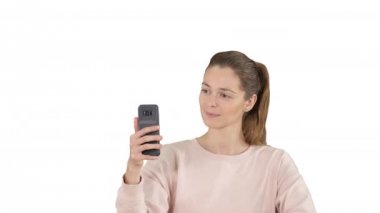 Gülümseyen genç kadın beyaz arka planda gülümseyen bir selfie çekiyor..