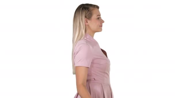 Zahájit prodejní nákupy žena v růžové procházce s nákupními sáčky na bílém pozadí. — Stock video