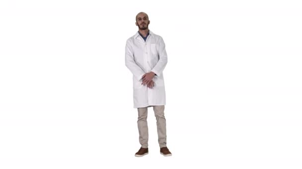 In piedi giovane grave arabo medico su sfondo bianco . — Video Stock