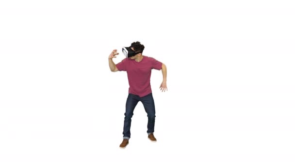 Hombre sorprendido usando gafas VR tocando e interactuando con el mundo de la realidad virtual sobre fondo blanco . — Vídeo de stock