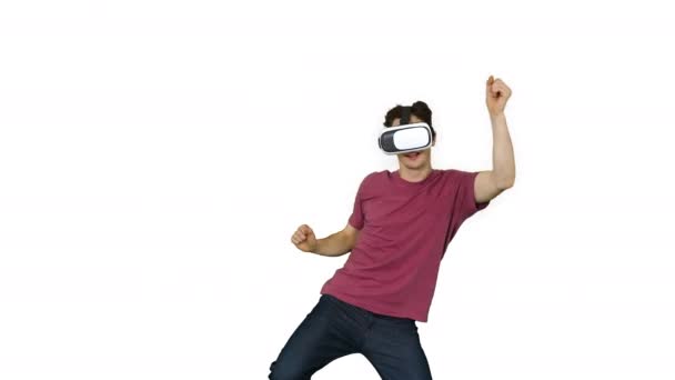 Geavanceerde gamer in Casual outfit spelen dansen spel in VG headset op witte achtergrond. — Stockvideo