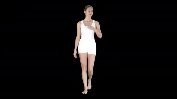 금발의 젊은 여자가 걸어 서서 방향을 가리키는 뭔가, 알파 채널 — 비디오
