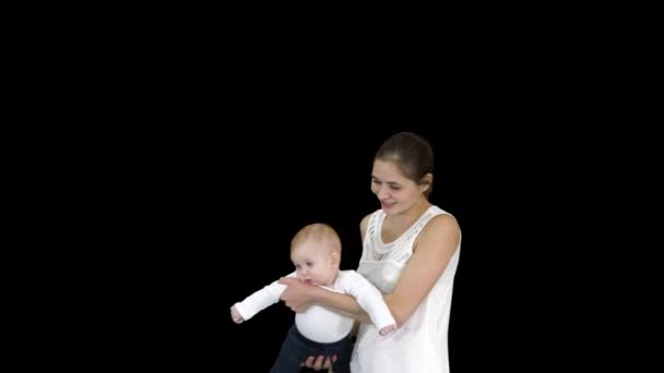 Matka má dítě na rukou dítě létající v matkách rukou, alfa kanál — Stock video