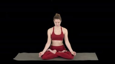 Gülümseyen kadın yogası oturuyor lotus, elleri bağlı, Alpha Channel