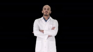 Ciddi Arap doktor. Kollarını çapraz yapmış olgun bir erkek. Alfa Kanalı.