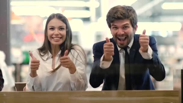 Pareja de negocios mostrando pulgares hacia arriba a la cámara y sonrisa . — Vídeos de Stock