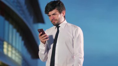 Concentraited işadamı akıllı telefon mesajı mesajlaşma.