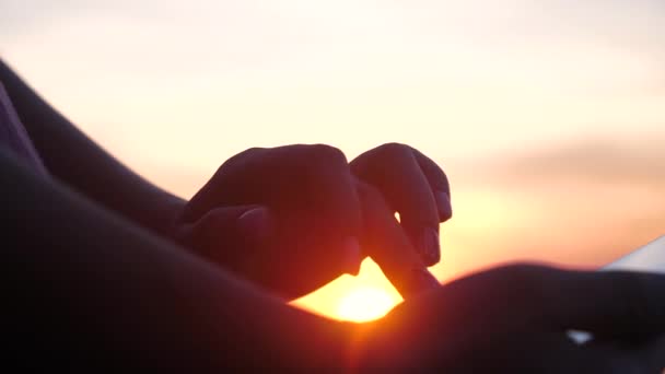 Junge Frau nutzt digitales Tablet bei Sonnenuntergang. — Stockvideo
