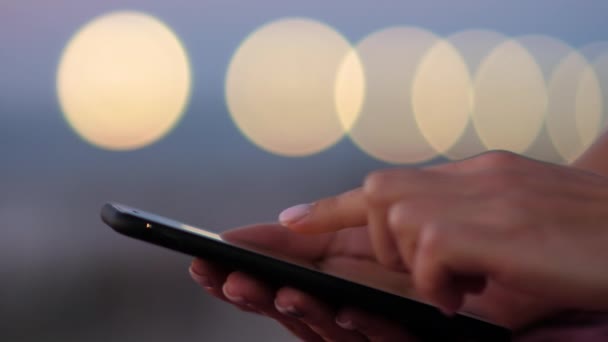 Femme utilisant un smartphone dans la ville - défilement et toucher .