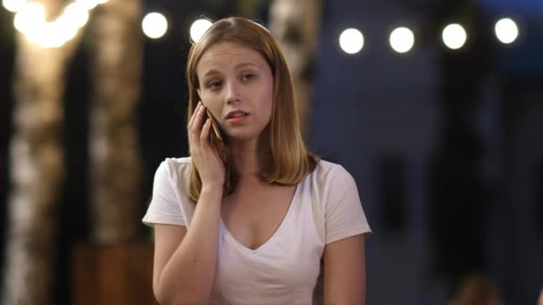 做电话的年轻女人在电话里被人伤害了. — 图库视频影像