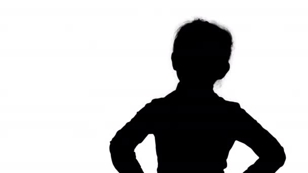 Silhouette kislány pózol különböző pózokban. — Stock videók