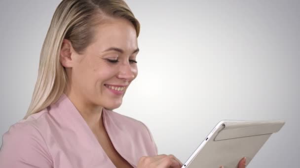 Degrade arka planda tablet bilgisayar kullanan gülümseyen iş kadını. — Stok video