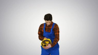 Tek inşaat işçisi güvenlik şapkası koyar ve degrade arka plan üzerinde bazı serin dans yok.