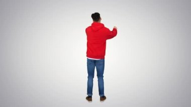 Degrade arka planda kırmızı kapüşonlu dans Casual adam.