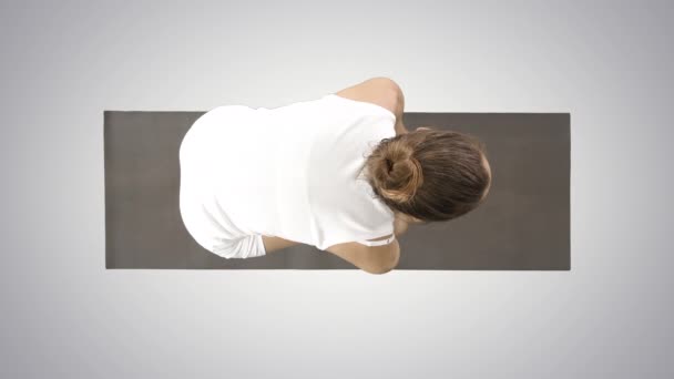 Hermosa joven en forma de mujer en ropa deportiva haciendo ejercicio deportivo, flexión en la variación de Utthita Hasta Padangusthasana, Dandayamana-Janushirasana, Cabeza de pie a la rodilla Bikram postura en gradiente — Vídeo de stock