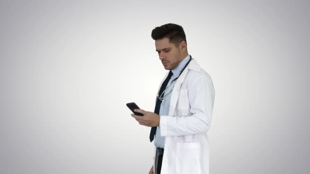 Arzt telefoniert ernsthaft mit dem Hintergrund des Gefälles. — Stockvideo