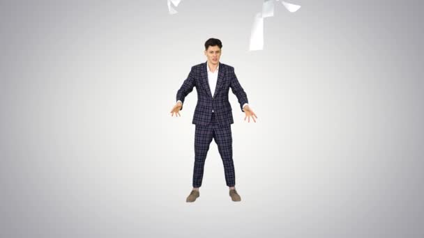 Бізнесмен кидає папери в повітря і танцює на градієнтному фоні . — стокове відео