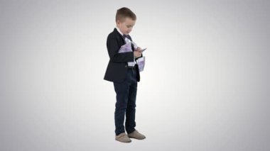 Degrade arka plan üzerinde ellerinden düşen euro bir demet tutan sevimli çocuk.