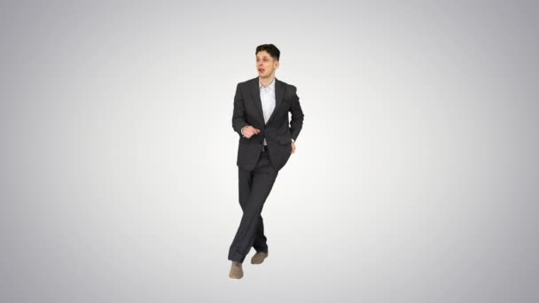 Molto cool giovane uomo d'affari danza su sfondo gradiente . — Video Stock