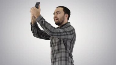 Degrade arka planda selfie çeken genç adam.