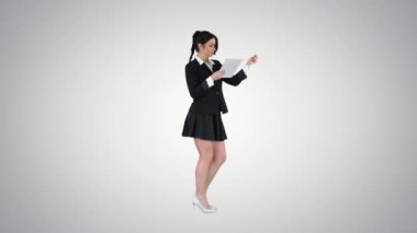 Mutlu Genç Kadın Dans Degrade arka planda Tablet Pc Müzik Dinleme.