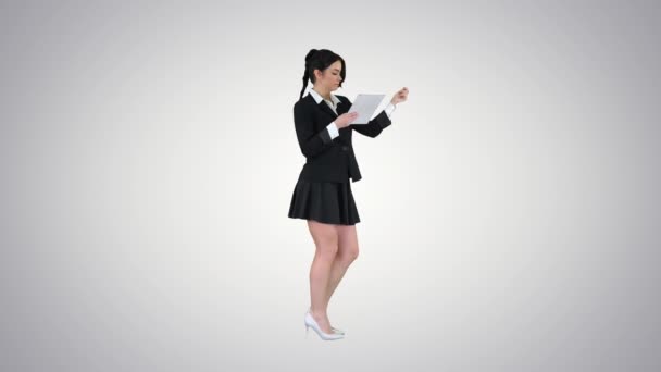 Feliz joven mujer bailando escuchando música en la tableta PC en el fondo gradiente . — Vídeos de Stock